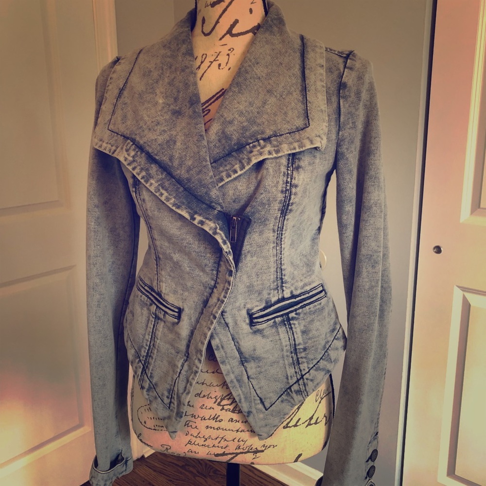 Free people vintage jean jacket XS AMAZING!!!!!